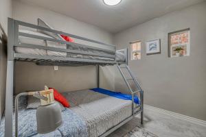 エルパソにあるClose to All, Restfull, Cozy Duplex B in Downtown, UTEP, Hospitalsのベッドルーム1室(二段ベッド2組付)