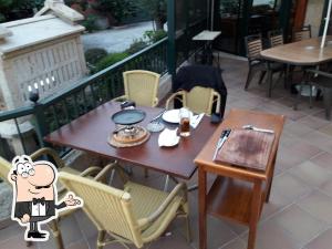 Une table et des chaises en bois sont disponibles sur la terrasse. dans l'établissement PENSION LUCERNA, à Vigo