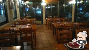 une salle à manger avec des tables et des chaises en bois dans l'établissement PENSION LUCERNA, à Vigo