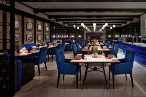 Restaurant o un lloc per menjar a ITC Narmada, a Luxury Collection Hotel, Ahmedabad