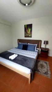 - une chambre avec un lit et des oreillers bleus dans l'établissement Cozy condo for rent, à Davao