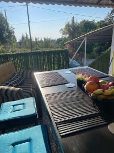 een picknicktafel met een fruitmand erop bij Villa Julia in Nea Michaniona