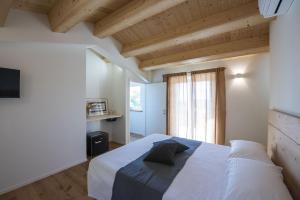 A bed or beds in a room at La casa del Sasso