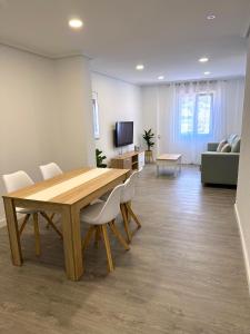 een eetkamer met een houten tafel en stoelen bij En el corazón de Santander in Santander