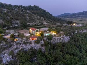 uma vista aérea de uma casa numa montanha em Villa Luce em Omiš