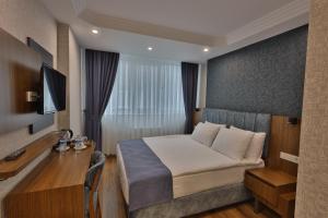 A television and/or entertainment centre at BUKAVİYYE HOTEL