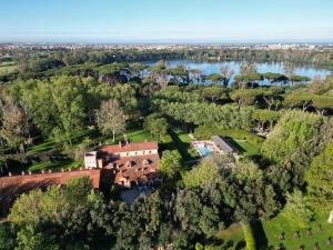 una vista aerea della casa e del lago di QC Termeroma Spa and Resort a Fiumicino