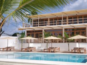 ein Resort mit einem Pool, Stühlen und Sonnenschirmen in der Unterkunft Sunny Villa Matemwe in Matemwe