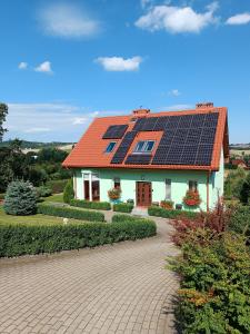 une maison avec des panneaux solaires sur le toit dans l'établissement Dom Na Skarpie, à Wałbrzych