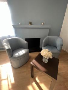 een woonkamer met 2 stoelen en een salontafel bij Hostal Ravello in Viña del Mar