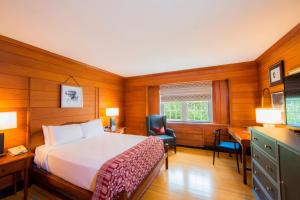 Cama ou camas em um quarto em Williamsburg Lodge, Autograph Collection