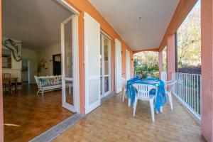 A balcony or terrace at Casa Lavanda Pool, Tennis - Happy Rentals