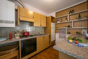 A kitchen or kitchenette at Casa Lavanda Pool, Tennis - Happy Rentals