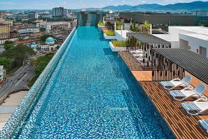 una gran piscina en la parte superior de un edificio en The Horizon - Ipoh, en Ipoh