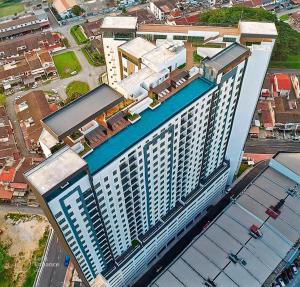 una vista aérea de un gran edificio en una ciudad en The Horizon - Ipoh, en Ipoh