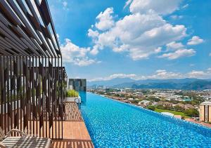 una piscina al lado de un edificio en The Horizon - Ipoh, en Ipoh