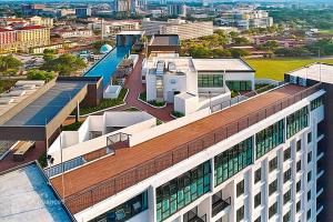 una vista aérea de un edificio con piscina en The Horizon - Ipoh, en Ipoh