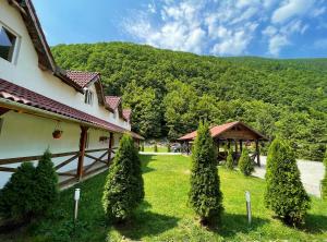 Nespecifikovaný výhled na hory nebo výhled na hory při pohledu z hotelu