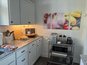 A kitchen or kitchenette at New Centennial Park Luxury Smart Home w Courtyard