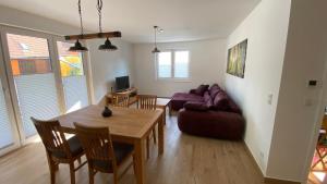 a living room with a table and a couch at Klönhüsing in Altefähr