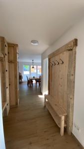 a room with a wooden bench and a table at Klönhüsing in Altefähr