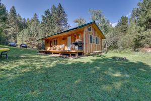 Garður fyrir utan Cozy Countryside Cabin in Robie Creek Park!