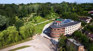 uma vista superior de um edifício com uma bandeira sobre ele em Hotel Royal Botanic em Lublin