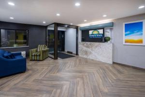 הלובי או אזור הקבלה ב-Days Inn by Wyndham Pleasant Prairie Kenosha