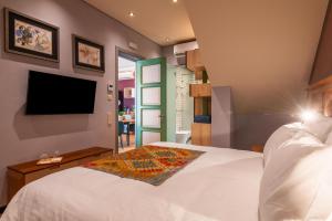 En TV eller et underholdningssystem på Vila Origens Boutique Hotel Albufeira – Adults Only