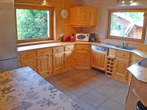 Kitchen o kitchenette sa Chalet familial avec salle de jeux, parking et WiFi - FR-1-629-1