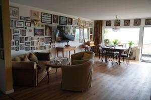 - un salon avec un canapé, des chaises et une table dans l'établissement Sauna, Balkon und Rheinblick am Rheinsteig, à Urbar