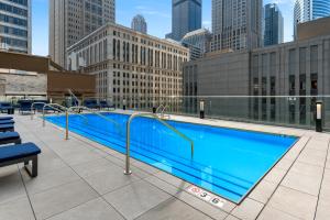 ein großer Pool auf dem Dach in einer Stadt in der Unterkunft Fully Furnished Apt Near Millenium Park- 29 in Chicago