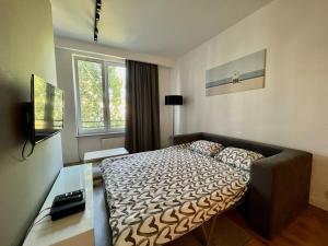 1 dormitorio con cama, escritorio y ventana en K22 Slawinska 507 Big Family, en Varsovia