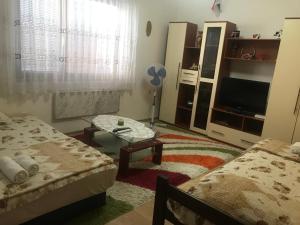 Cama ou camas em um quarto em Niš Apartman