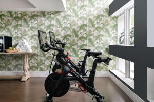 una bicicleta estática en una habitación con pared en Nautilus Sonesta Miami Beach, en Miami Beach