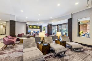 - un hall avec des chaises et une salle d'attente dans l'établissement Courtyard by Marriott Boston Waltham, à Waltham