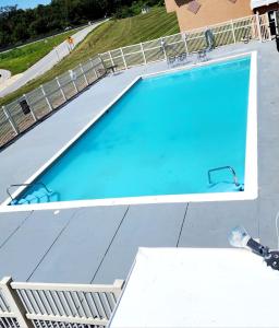 uma vista sobre uma grande piscina em Inn at York em York