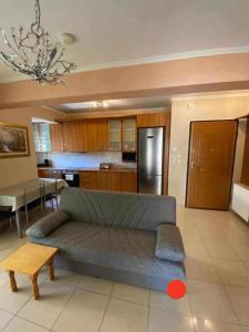 a living room with a couch and a kitchen at Dellmar Apartment in Perea