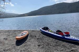 a canoe and a kayak on the shore of a lake at Snowdonia Retreat in Bangor