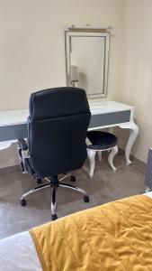 une chaise de bureau noire assise devant un bureau dans l'établissement Zeza´s Garden, à Calheta