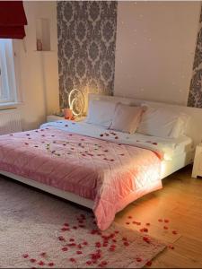 una camera da letto con un letto con rose rosse sul pavimento di G Boutique Hotel a Portsmouth