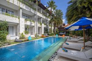 uma imagem de uma piscina num hotel em Tapa Tepi Kali Canggu em Canggu