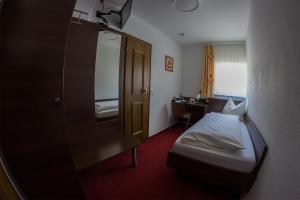 Un pat sau paturi într-o cameră la Ratskeller Niederurff - Hotel & Restaurant