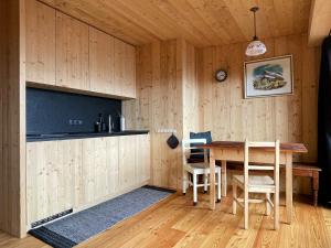 una cucina e una sala da pranzo con tavolo e sedie di Schallerhof Sterzing - Deine Auszeit mit Ausblick in unseren Ferienwohnungen auf dem Bergbauernhof in Südtirol a Vipiteno