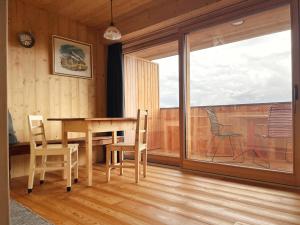 una sala da pranzo con tavolo, sedie e finestra di Schallerhof Sterzing - Deine Auszeit mit Ausblick in unseren Ferienwohnungen auf dem Bergbauernhof in Südtirol a Vipiteno