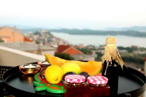 Comida no apartamento ou em algum lugar perto