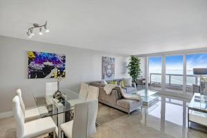 salon z kanapą i stołem w obiekcie Only in My Dreams! Direct Water View Luxury Condo w Miami