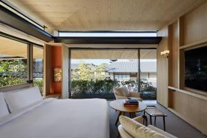 una camera con un letto e una grande finestra di Park Hyatt Kyoto a Kyoto