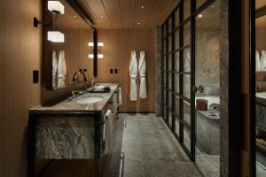 bagno con doppio lavabo e doccia di Park Hyatt Kyoto a Kyoto