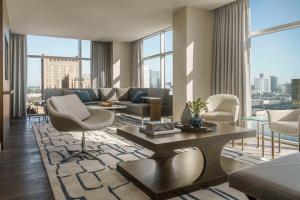 een woonkamer met een bank en een tafel bij Hyatt Regency Houston Galleria in Houston